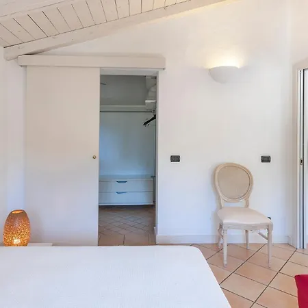 Rossa 12, Emma Villa